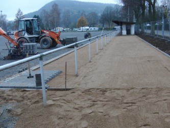 Sandbett für Pflasterung Tribünenseite fertiggestellt