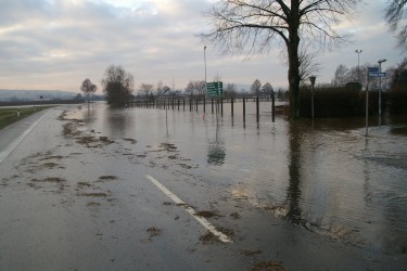 Die Straße Höxter - Boffzen ist überflutet und gesperrt.