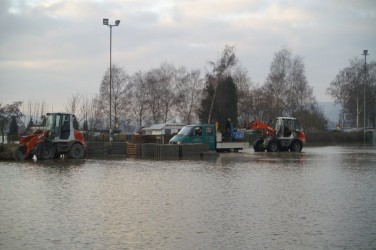 Baumaschinen werden vor den Fluten gerettet.