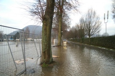 Die Sportplatzzufahrt steht unter Wasser.